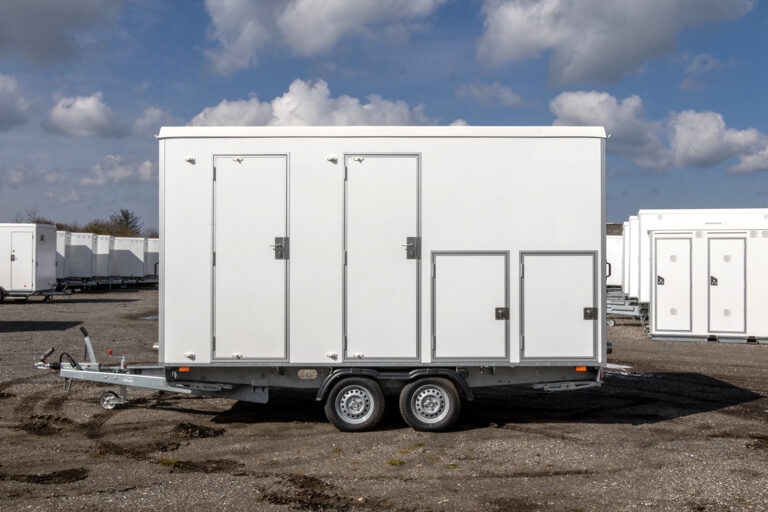 Toilet trailer 420 2+1+2P 02 Totalwagon