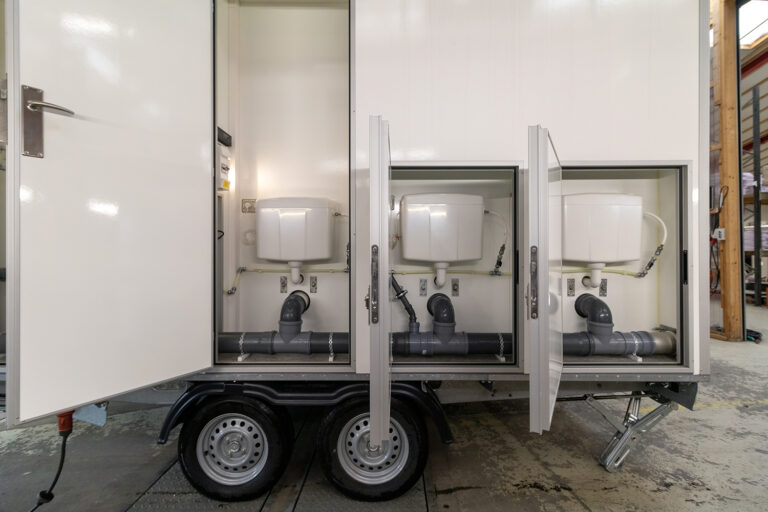 Toilet trailer 420 2+1+2P 03 Totalwagon