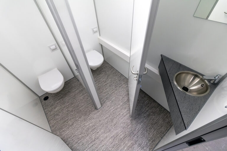 Toilet trailer 420 2+1+2P 04 Totalwagon