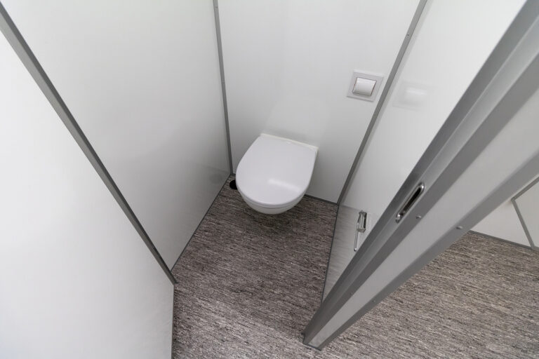 Toilet trailer 420 2+1+2P 07 Totalwagon