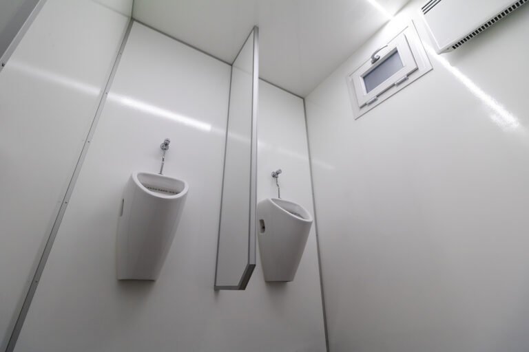 Toilet trailer 420 2+1+2P 08 Totalwagon