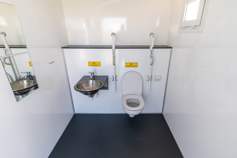 130605.2_-_Accessible_Toilet_Trailer_-_240_MIVA_-_8[1]